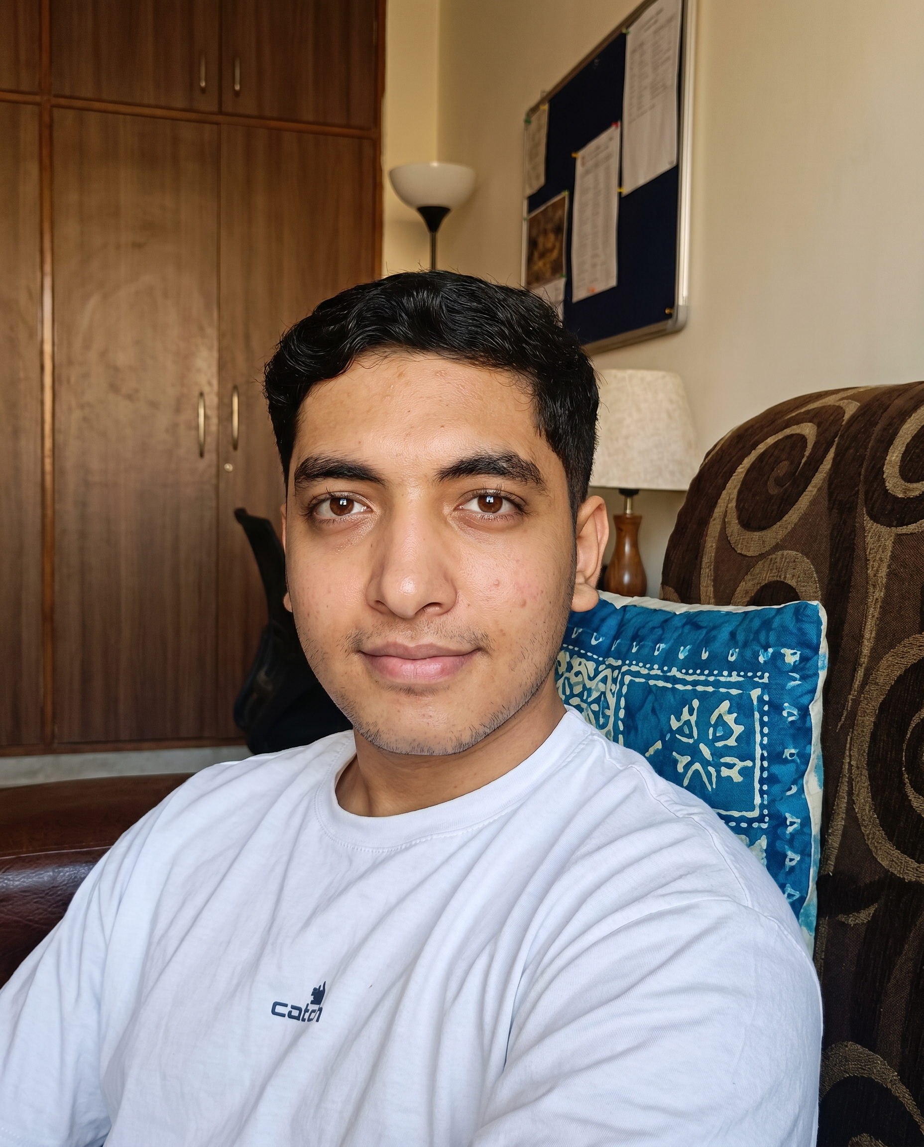AI Design for با رفرنس گرفتن از چهره من یه چیزی مثه عکس آخری برام بساز دقیق و حرفه ای با تفکر