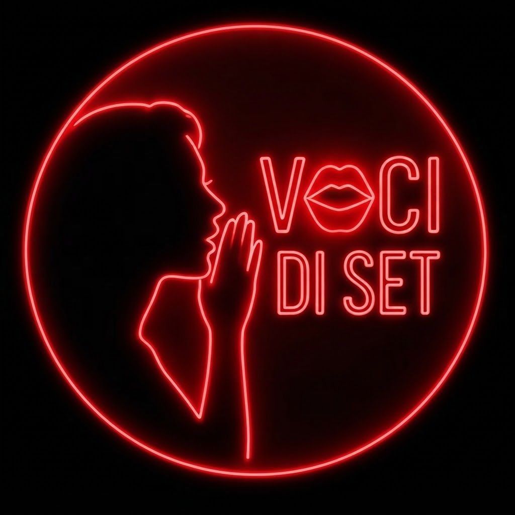 AI Design for Genera il logo per il profilo Instagram “voci di set” a partire dal mio disegno nella foto allegata, deve rimanere la sagoma stilizzata e aggiungi la scritta “voci di set” come se lo stesse dicendo e le lettere più vanno verso destra più si ingrandiscono gradualmente (mantieni l’allineamento dei caratteri come nel disegno allegato), mantieni gli stessi colori e la stessa sagoma della donna. Scrivi voci (sopra) e di set (sotto) togli rivista di cinema e mantieni la bocca