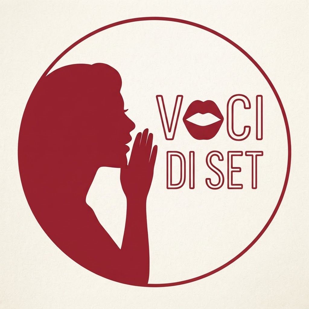 AI Design for Genera il logo per il profilo Instagram “voci di set” a partire dal mio disegno nella foto allegata, deve rimanere la sagoma stilizzata e aggiungi la scritta “voci di set” come se lo stesse dicendo e le lettere più vanno verso destra più si ingrandiscono gradualmente (mantieni l’allineamento dei caratteri come nel disegno allegato), mantieni gli stessi colori e la stessa sagoma della donna. Scrivi voci (sopra) e di set (sotto) togli rivista di cinema e mantieni la bocca. La scritta deve aumentare e ingrandire piano piano. Prova a farlo su sfondo chiaro e scritta in maiuscolo