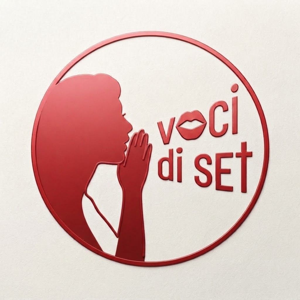 AI Design for Genera il logo per il profilo Instagram “voci di set” a partire dal mio disegno nella foto allegata, deve rimanere la sagoma stilizzata e aggiungi la scritta “voci di set” come se lo stesse dicendo e le lettere più vanno verso destra più si ingrandiscono gradualmente (mantieni l’allineamento dei caratteri come nel disegno allegato), mantieni gli stessi colori e la stessa sagoma della donna. Scrivi voci (sopra) e di set (sotto) togli rivista di cinema e mantieni la bocca. La scritta deve aumentare e ingrandire piano piano. Prova a farlo su sfondo chiaro e scritta in maiuscolo. La scritta deve aumentare e ingrandire piano piano. Come la foto ma con le scritte che si ingrandiscono e aumentano piano piano e tutte maiuscole con sagoma della donna tutta rossa