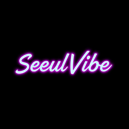 AI Design for Logó: SeoulVibe (i betűn hangjegy) ~Világos háttérre: fekete/sötétszürke betűk + neon türkiz hangjegy. ~Sötét háttérre: (pl. ha később dark mode lesz): fehér betűk + neon türkiz hangjegy. A háttér legyen pasztell rózsaszín