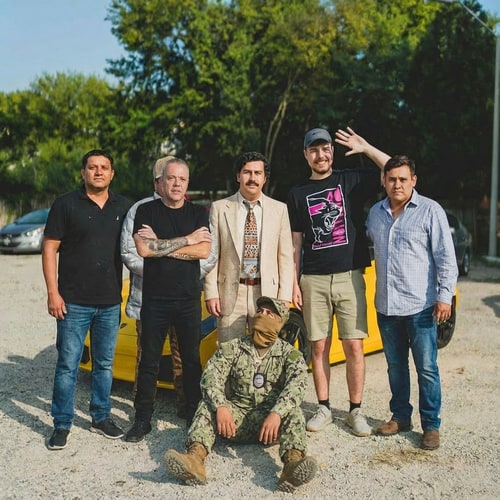 AI Design for haz que las personas de las otras fotos, esten en la foto del lambo amarillo. La persona qde la foto que tiene ropa de militar, tiene que estar sentada