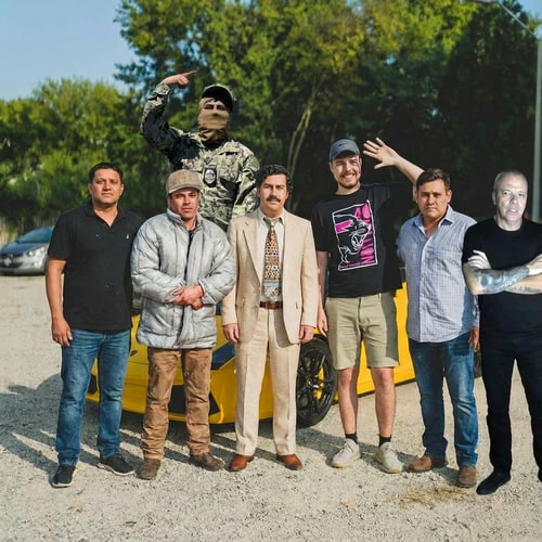 AI Design for haz que las personas de las otras fotos, esten en la foto del lambo amarillo. La persona qde la foto que tiene ropa de militar, tiene que estar sentada. Haz que la foto de la persona final no tape a ninguno