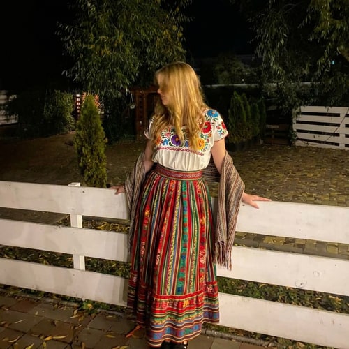 AI Design for haz que esta chica tenga como ropa cuaz mexicana