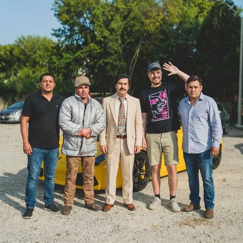 AI Design for haz que las personas esten en la foto del lambo amarillo