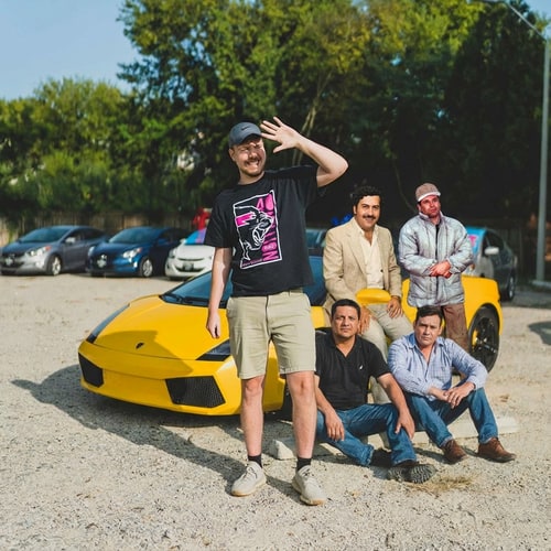 AI Design for haz que las personas esten en la foto del lambo amarillo, pero haz que algunas esten sentadas y que no aparezca la mano en el chuico de la camisa de azul