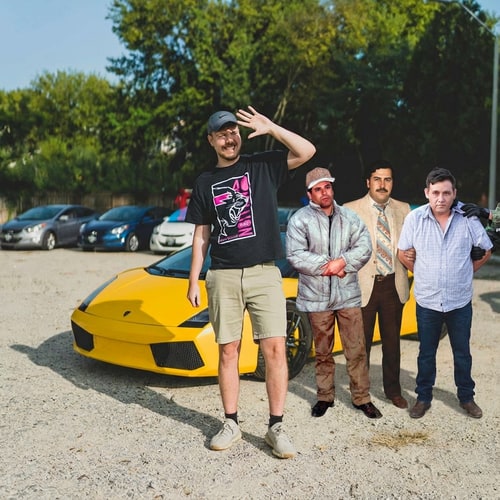 AI Design for haz que las personas esten en la foto del lambo amarillo