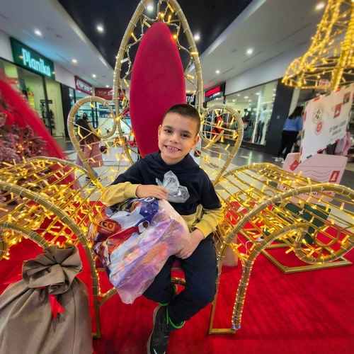 AI Design for blur more the background. let the boy be in focus and enhance quality of photo