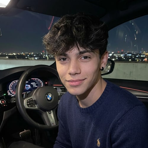 AI Design for Szerkesz 1normális képet az arcomról elölröl ne legyen rajtam szemüveg.