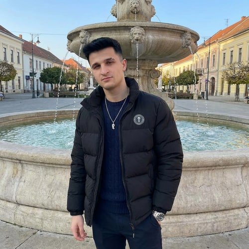 AI Design for Legyen rajtam 1 Trapstar kabát 1 kötött ralp lauren felső 1 elegáns nadrág, 1 rolex karóra. É és 1 szökőkutnál álljak Komádiba. A szemöldököm legyen rendezett. És 1 szép nyaklánc legyen a nyakamba