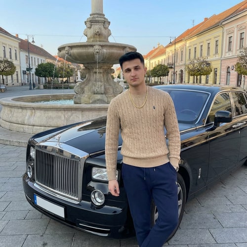 AI Design for Adj rám 1 ralph lauren kötött pulóvert.Álljak 1 Roys Royce mellet. Ralph lauren melegitővel és 1 elegáns nyaklánc legyen rajtam