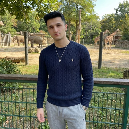 AI Design for Adj rám 1 ralph lauren kötött pulóvert. Állatkert legyen a hejszin ahol állok illetve kabát ne legyen rajtam és 1 ralp lauren melegitő nadrágot viseljek