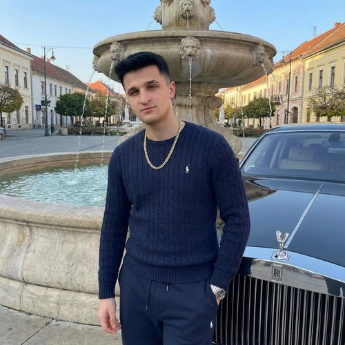 AI Design for Adj rám 1 ralph lauren kötött pulóvert.Álljak 1 Roys Royce mellet. Ralph lauren melegitővel és 1 elegáns nyaklánc legyen rajtam illetve a szemöldököm rendezett legyen. És a Roys Roycenak dőljek neki