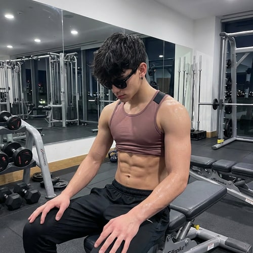 AI Design for Szerkessz meg úgy hogy konditerembe vagyok és kocka a hasam