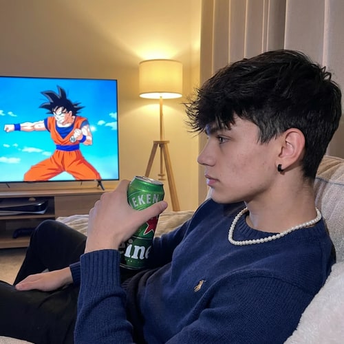 AI Design for Szerkessz meg hol a lakásba vagyok és fekszek napszemüveg nem kel illetve a TV-be nézem Songokut. És van rajtam 1 elegáns fehér gyöngy nyaklánc a kezembe 1 Heinekem sőr dobozos. És full realisztikus legyen a kép ne lehessen megmondani hogy AI