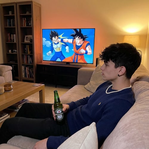 AI Design for Szerkessz meg hol a lakásba vagyok és fekszek napszemüveg nem kel illetve a TV-be nézem Songokut. És van rajtam 1 elegáns fehér gyöngy nyaklánc a kezembe 1 Heinekem sőr