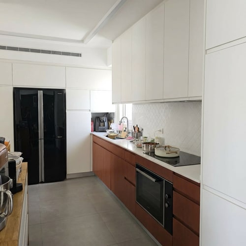 AI Design for סגור 👌
הנה הפרומט המעודכן בעברית, ואז התרגום המלא לאנגלית:
---
### 🔹 פרומט בעברית
> מטבח מודרני ומואר, שמירה על מבנה המטבח הקיים. החלפת הארונות התחתונים לצבע חום חמרה כהה, עם נוכחות עדינה של חומר עץ טבעי שמוסיף חמימות. משטח השיש נשאר בגוון לבן נקי וחלק. חיפוי הקרמיקה על הקיר מוחלף לקרמיקה לבנה בצורת מעוינים קטנים, בסגנון נקי ואלגנטי. מעל השיש מותקנים ארונות גבוהים שמגיעים עד התקרה, בעיצוב מודרני ואחיד, ונמשכים עד לקצה החדר בצד ימין. שילוב של סגנון מודרני עם נגיעות עץ חמות, מראה יוקרתי, ריאליסטי ואיכותי, תאורה טבעית ומאוזנת.
---
### 🔹 English Prompt
> A bright, modern kitchen while maintaining the existing layout. The lower cabinets are replaced with a dark terracotta brown color, featuring subtle natural wood elements that add warmth. The countertop remains a clean, smooth white surface. The wall backsplash is replaced with small white diamond-shaped ceramic tiles, creating a clean and elegant look. Above the countertop, tall upper cabinets are installed, reaching all the way to the ceiling and extending to the right edge of the room, with a uniform modern design. A modern style combined with warm wood accents, luxurious appearance, highly realistic, high-quality rendering, with balanced natural lighting.