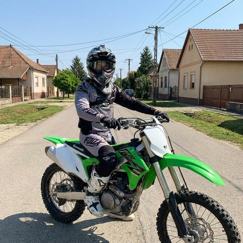 AI Design for Szerkeszd meg ezt a képet úgy hogy ülök 1 crossmotoron Komádi városában. Élethü legyen és a sisak legyen rajtam