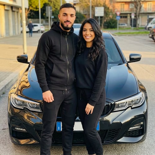 AI Design for Szerkeszd meg ezt a képet úgy hogy 1 BMW előtt álok fekete szinben zara melegitőben Latin nő álljon mellettem és az arcom teljes mértékben ugyan olyan legyen mint az eredeti képen