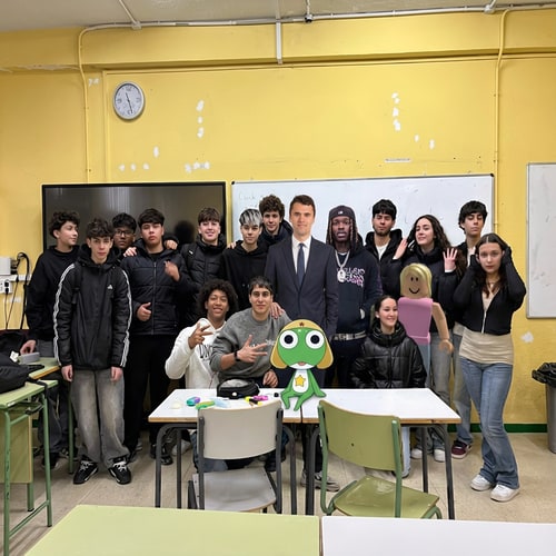 AI Design for elimina a la chica que tiene los brazos en la cabeza, que se esta agarrando el pelo que esta a la derecha del todo. Luego, quieor que en la imagen este charlie kirk, king von, keroro y brianneitoor3000