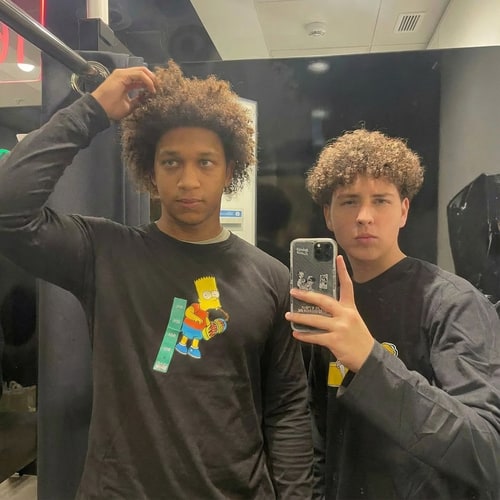 AI Design for pero que parezca mas flaco pero con pecho y con una mano arreglándose el pelo, sin carmbiar caras