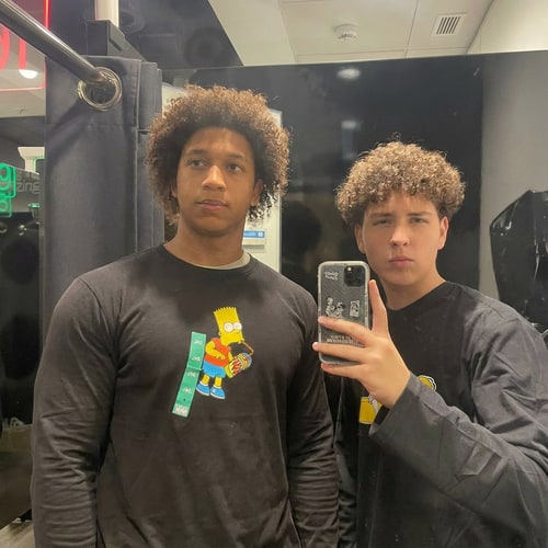 AI Design for quiero que al chico de la izquierda este mas delgado pero con pechos para demostrar que esta fuerte