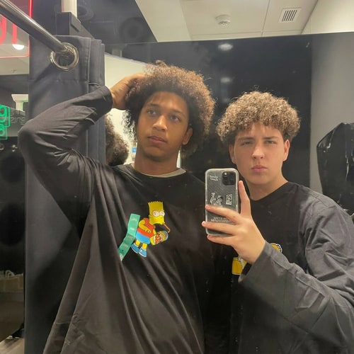 AI Design for quiero que al de la izquierda no se le note la barriga ni el pezón, sin cambiar caras.