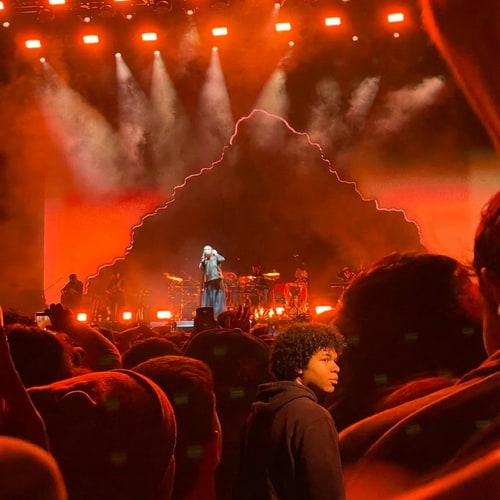 AI Design for quiero que el chico que esta mirando a la camara este mas cerca de la camara y de espalda pero que este mirando a la derecha y se vea la cara