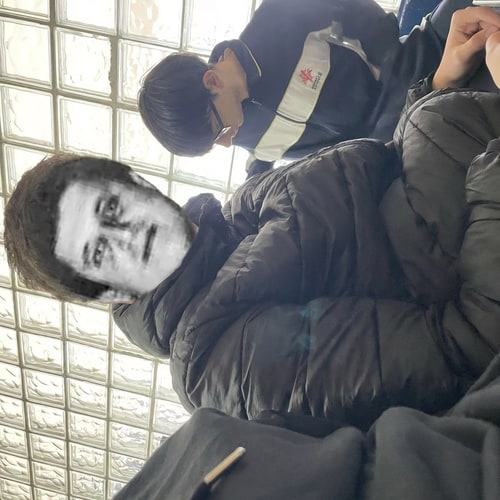 AI Design for Sustituye a la persona de la imagen 2, por la persona que esta soriendo de la imagen 1. Tiene que tener el mismo formato de color. Pero copia y pega la cara, no cambies la cara de la persona de la imagen 1. Pero que la cara sea la persona, tipo que la cara sea la cara de la persona de la imagen 2