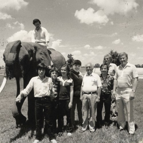 AI Design for haz que el chico de la imagen 2, este en la imagen 1