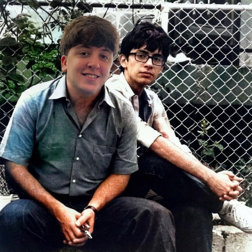 AI Design for haz que las personas esten juntas y que sea como en la misma epoca. Pero no cambies la cara de las personas, solo ponlas en la ultima imagen