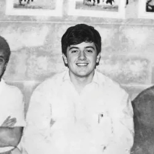 AI Design for Sustituye a la persona de la imagen 2, por la persona que esta soriendo de la imagen 1. Tiene que tener el mismo formato de color