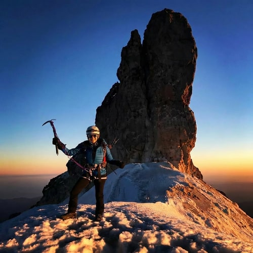 AI Design for cambia los rasgos de la montañista por esta cara haz que la foto se vea mas definida en hd