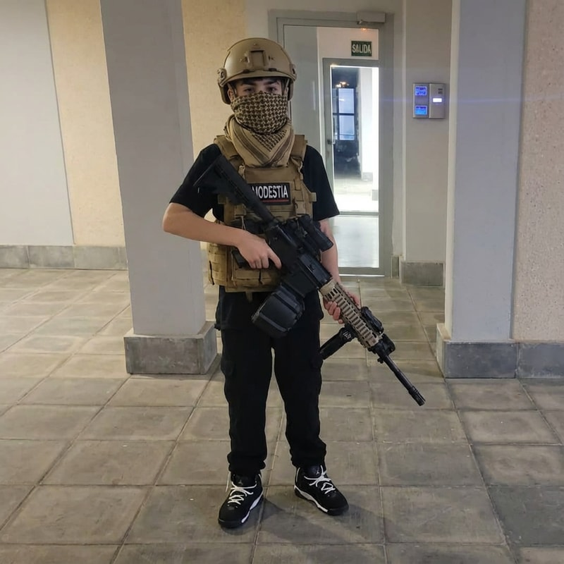 haz que el chico de la foto tenga la vestimenta de la foto 2