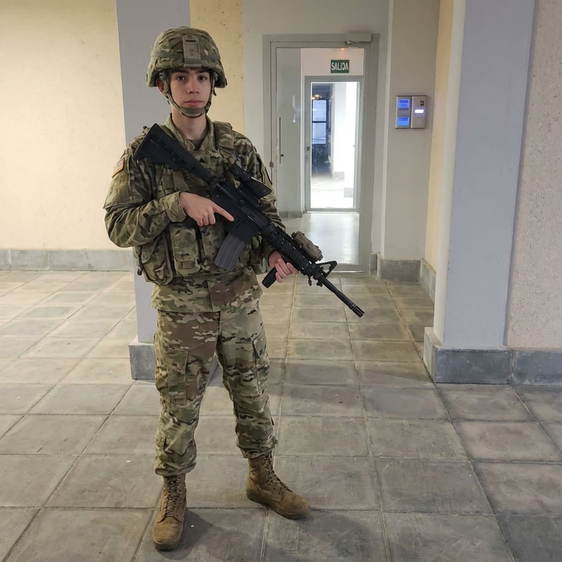 haz que el chico de la foto tenga vestimenta militar y este agarrando una M4