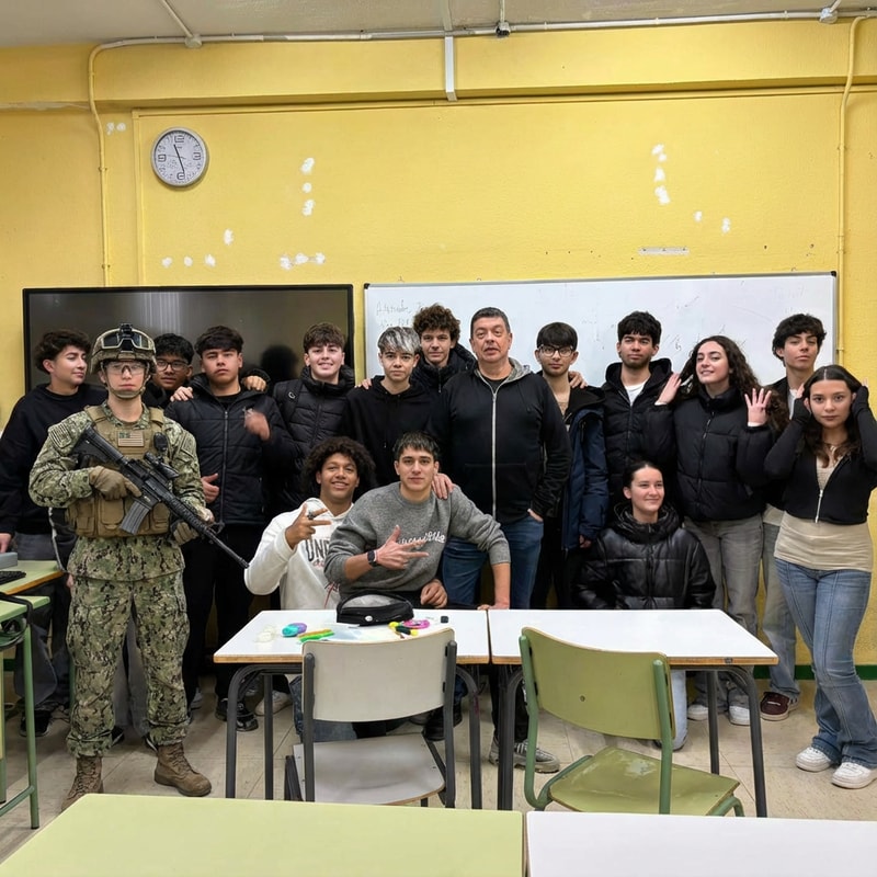 haz que el chico que esta a la izquierda del todo, que tiene y una chaqueta adidas negra con rayas blancas, este vestido de marina, militar y este agarrando una M4