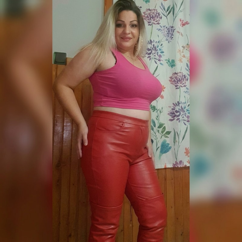 Legyen rajta Piros bőr nadrág hosszú piros csizmával