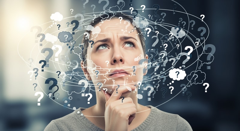 תמונה של אדם תוהה מלא שאלות