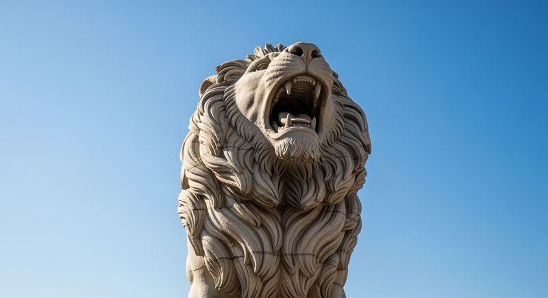 האריה השואג של תל חי ושמים כחולים ברקע