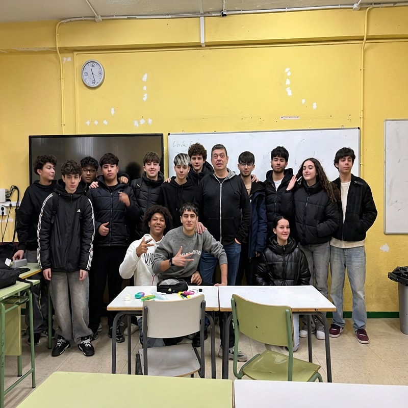 elimina a la chica que tiene los brazos en la cabeza, que se esta agarrando el pelo