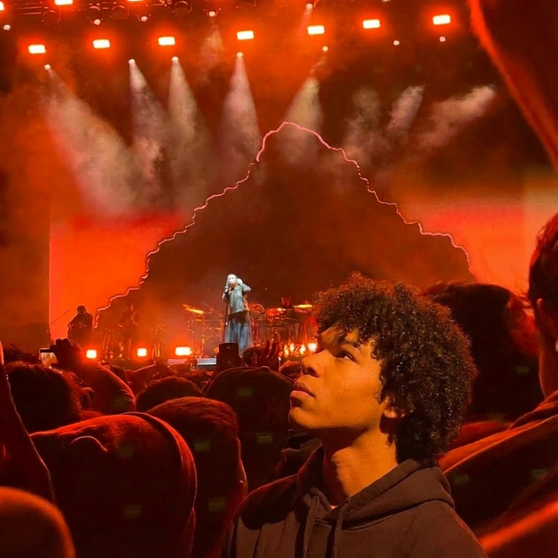 quiero que el chaval este muy cerca de la camara mirando al cantante quiero que lo pongas donde esta el chico de gorro que este cerca de la camara