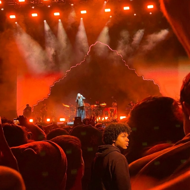 quiero que el chico que esta mirando a la camara este mas cerca de la camara y de espalda pero que este mirando a la derecha y se vea la cara