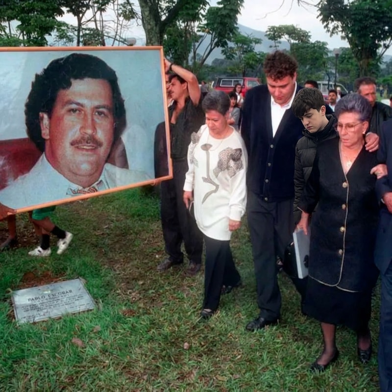 Pon a la persona de la imagen 2, la que esta sonriendo, en la imagen 1. NO cambies nada de la imagen 1, solo pon a la persona incorporada en el grupo de personas de la imagen 1. y que este triste