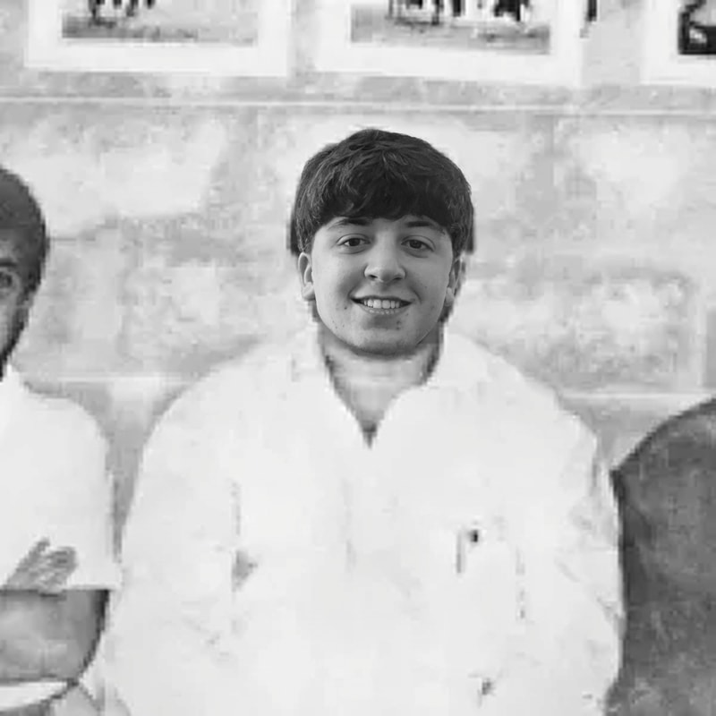 Sustituye a la persona de la imagen 2, por la persona que esta soriendo de la imagen 1. Tiene que tener el mismo formato de color. Pero copia y pega la cara, no cambies la cara de la persona de la imagen 1