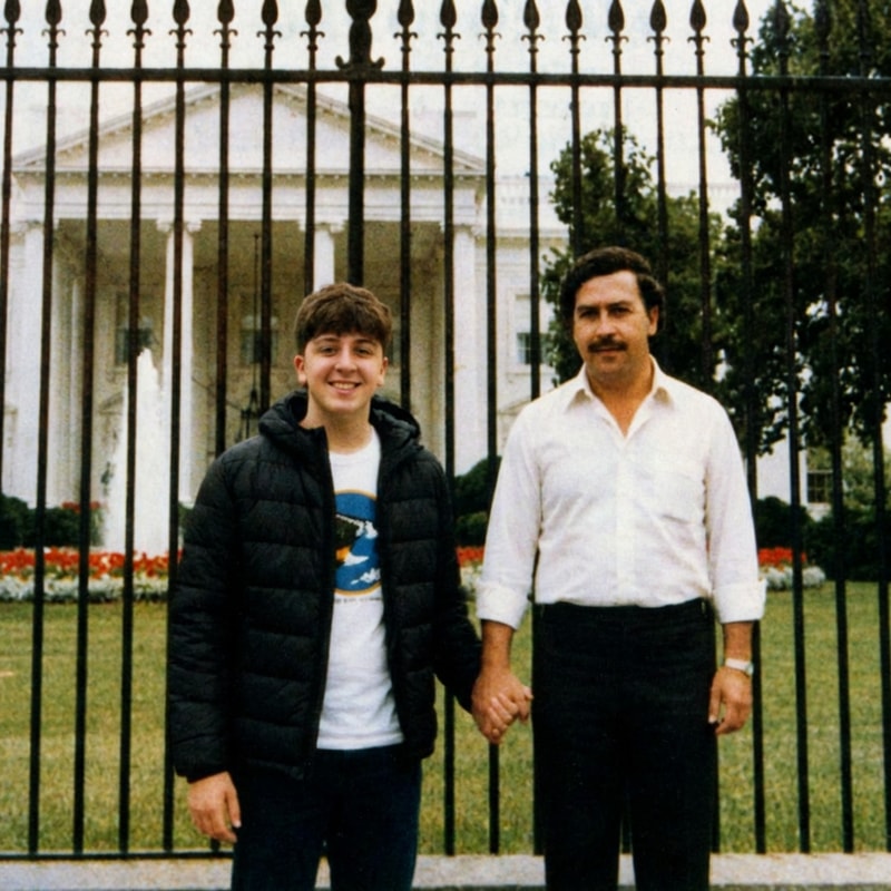 cambia al niño de la primera foto, el que esta agarrandoi la mano del señor, por la persona de la imagen 2. Pero hazla con el mismo formato de color. Pero el niño tiene que estar de la manbo