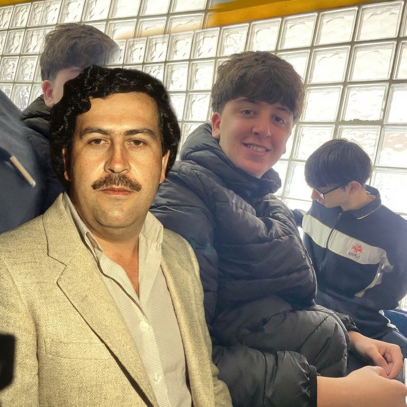 haz que la primera foto, pablo escobar, este junto a la foto 2. Pablo no puede tapar a las personas, que sea una persona mas