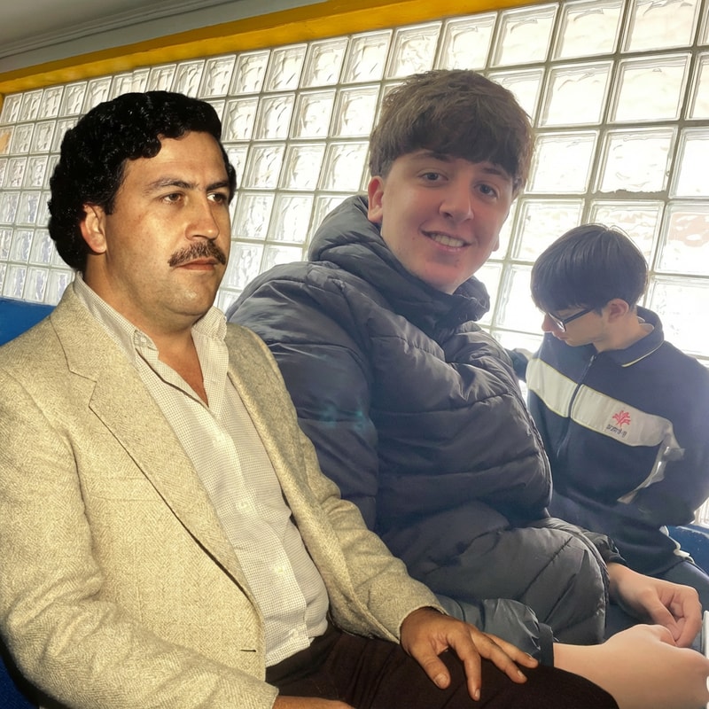 haz que la primera foto, pablo escobar, este junto a la foto 2. Pablo no puede tapar a las personas, que sea una persona mas. Pero haz que pablo escobar parezca que esta con ellos, no que sea una persona encima de otra.