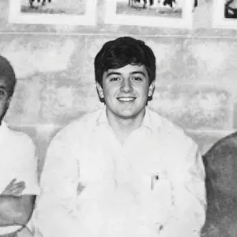 Sustituye a la persona de la imagen 2, por la persona que esta soriendo de la imagen 1. Tiene que tener el mismo formato de color