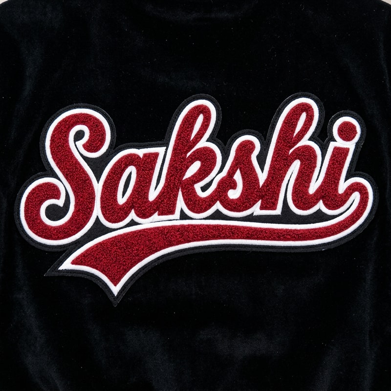 i need u to generate the same for the word SAKSHI
the whole word in a single like
keep the font type the same as the image provided
red font color
wid border
white outside borderline
same underline format n all
the curver the font same